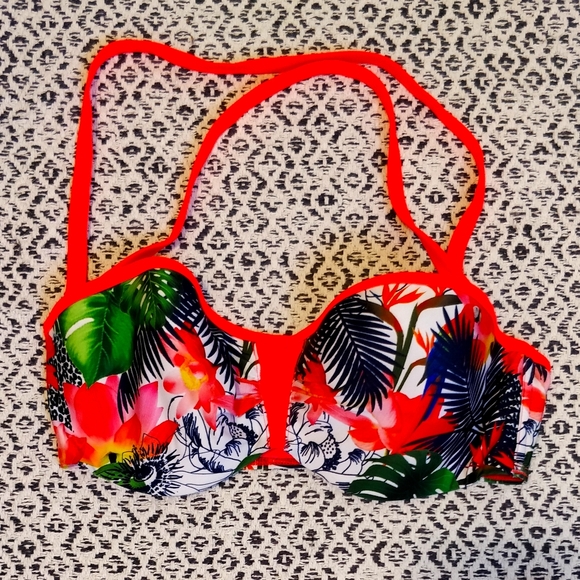 Bikini - Picture 1 of 2